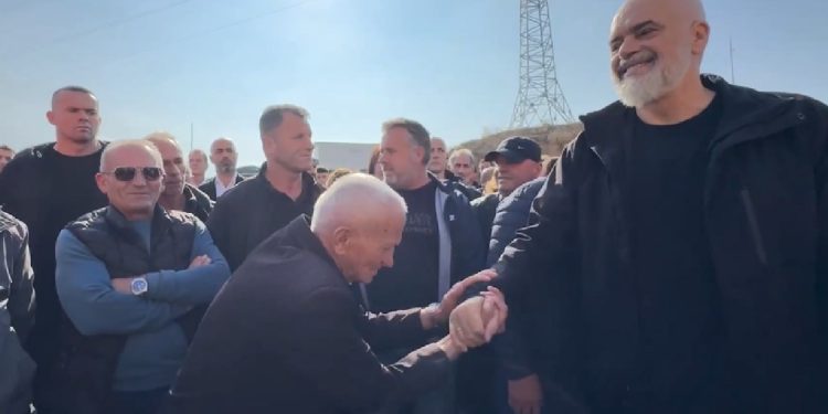 “Je Skënderbeu i dytë”/ Rama befasohet nga i moshuari, do t’i puthë dorën…