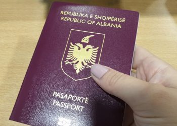 Lajm i mirë për emigrantët Shqiptarë, ja çfarë ndryshon me pasaportat dhe kartat ID