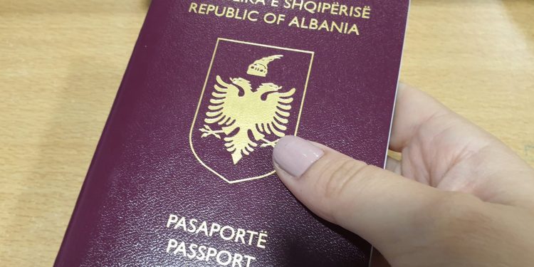 Lajm i mirë për emigrantët Shqiptarë, ja çfarë ndryshon me pasaportat dhe kartat ID
