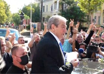 I braktisur nga populli/ Berisha paralajmëron protestë “të fuqishme” rreth…