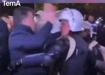 SKANDAL! Momenti kur Flamur Noka godet me shpullë efektivin e policisë (VIDEO)