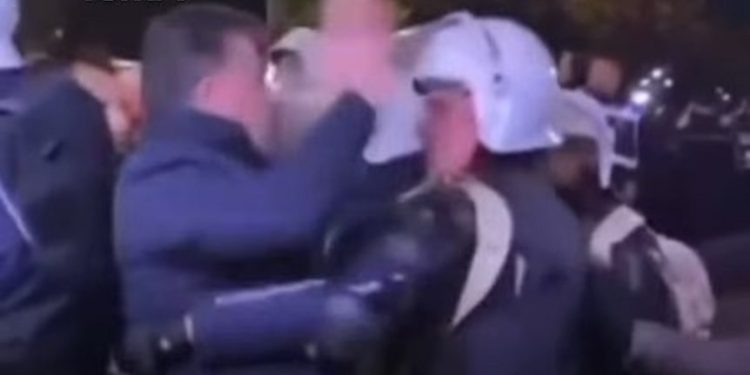 SKANDAL! Momenti kur Flamur Noka godet me shpullë efektivin e policisë (VIDEO)
