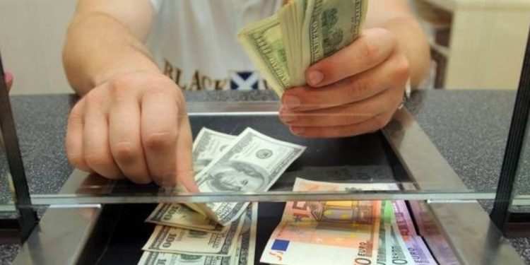 Çfarë po ndodh me tregun valutor gjatë festave të Nëntorit, me sa po këmbehet Euro dhe…