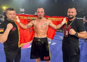 Boksieri shqiptar gjunjëzon serbin dhe feston me flamurin kuqezi (VIDEO)