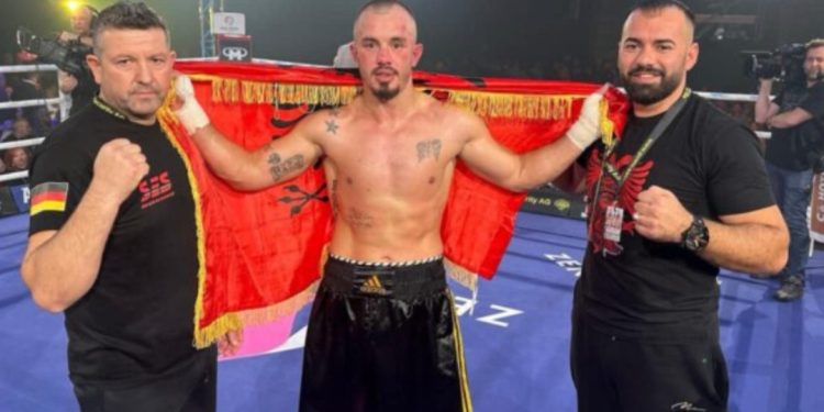 Boksieri shqiptar gjunjëzon serbin dhe feston me flamurin kuqezi (VIDEO)