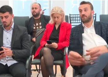 Gazetarët “vuajnë” duke dëgjuar Berishën, heqin “mërzinë” me tespije/ VIDEO qesharake