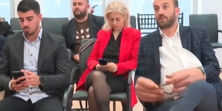 Gazetarët “vuajnë” duke dëgjuar Berishën, heqin “mërzinë” me tespije/ VIDEO qesharake