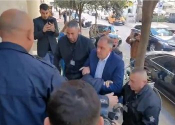 E FUNDIT/ Ilir Beqaj lë qelinë, i prangosur dhe i rrethuar nga policia transferohet…