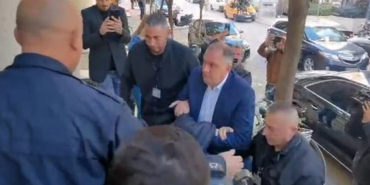 E FUNDIT/ Ilir Beqaj lë qelinë, i prangosur dhe i rrethuar nga policia transferohet…