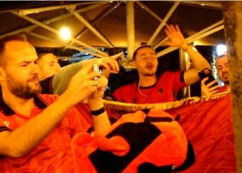 VIDEO epike/ Në prag të ndeshjes Shqipëri – Çeki. Shikoni çfarë po ndodh në rrugët e Tiranës…