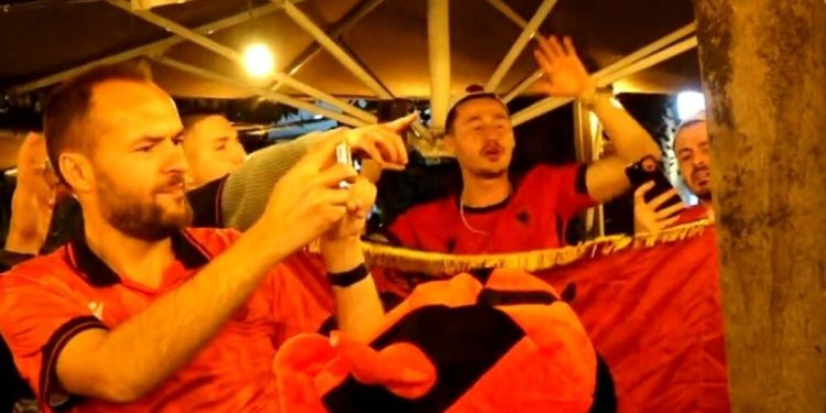VIDEO epike/ Në prag të ndeshjes Shqipëri – Çeki. Shikoni çfarë po ndodh në rrugët e Tiranës…