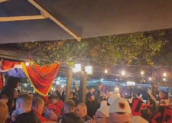 VIDEO/ ”Kosova është Shqipëri”, ja atmosfera e tifozëve kuqezi para ndeshjes…