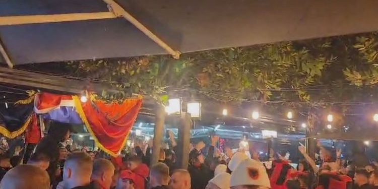 VIDEO/ ”Kosova është Shqipëri”, ja atmosfera e tifozëve kuqezi para ndeshjes…