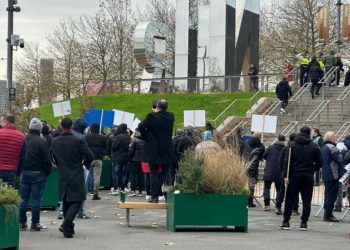 VIDEO qesharake/ 20 militantë të Berishës protestojnë kundër Edi Ramës në Londër