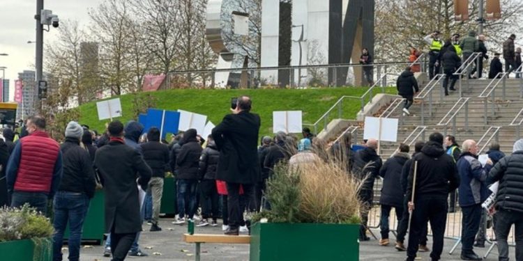 VIDEO qesharake/ 20 militantë të Berishës protestojnë kundër Edi Ramës në Londër