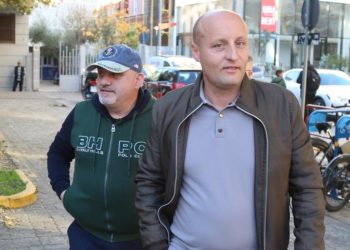Gazetari Artan Hoxha futet në SPAK: Akoma nuk na kanë arrestuar…(VIDEO)