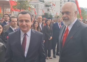 Rama dhe Kurti ndodhen së bashku në Vlorë, në shesh papritur i del përpara…