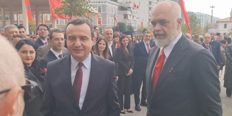 Rama dhe Kurti ndodhen së bashku në Vlorë, në shesh papritur i del përpara…