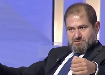 Shkullaku shfrenon gojën te Fevziu: Shteti është “po ule kokën, të ashtu motrën…”