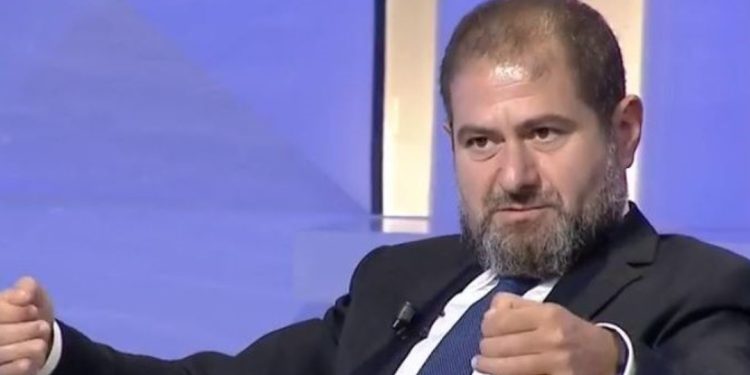 Shkullaku shfrenon gojën te Fevziu: Shteti është “po ule kokën, të ashtu motrën…”