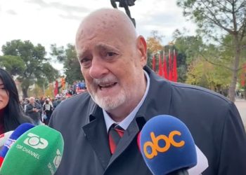 Nipi i Ismail Qemalit përlotet gjatë ngritjes së Flamurit në Vlorë: Njësoj si…