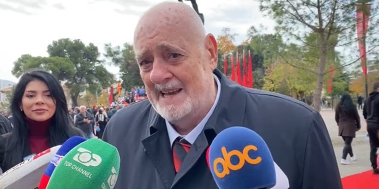 Nipi i Ismail Qemalit përlotet gjatë ngritjes së Flamurit në Vlorë: Njësoj si…