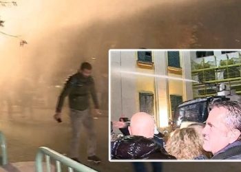 LAJM I FUNDIT/ Policia shpërndan protestuesit, VEPRON me shpejtësi autoboti…