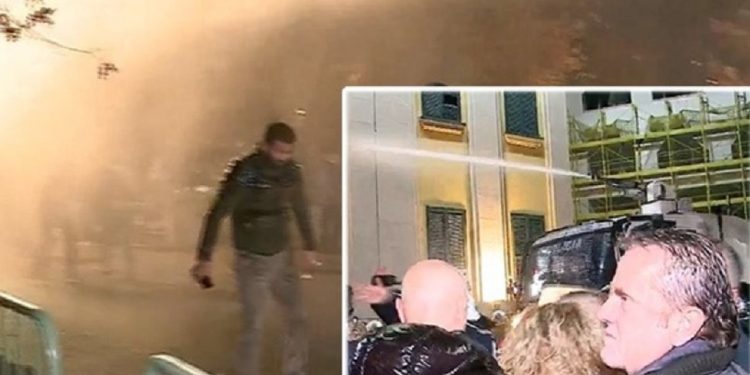LAJM I FUNDIT/ Policia shpërndan protestuesit, VEPRON me shpejtësi autoboti…