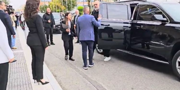 Rama në Greqi/ Kryeministri mbërrin në takim! Shikoni çfarë po ndodh brenda sallës…