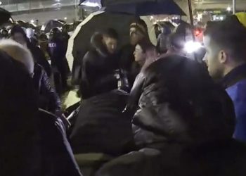 Tensionet te “Pallati me Shigjeta”, kush është deputetit i PD-së që i bie të fikët