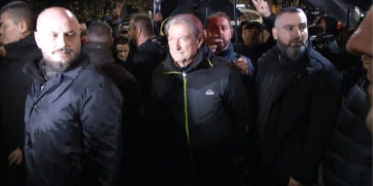 LAJM I FUNDIT/ Kaos në Tiranë, bllokohet qarkullimi në 5 nyje, Berisha shkon në…