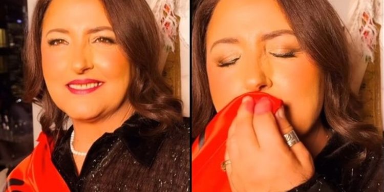 VIDEO/ Parashqevi Simaku shfaqet duke puthur flamurin kombëtar, ka një premtim…