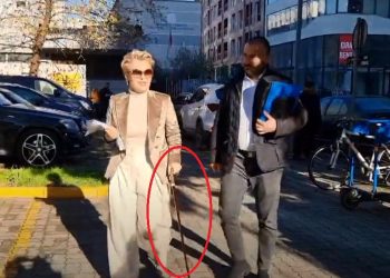 Çfarë i ka ndodhur? Kryemadhi shkon me bastun në GJKKO: Jeta kështu e ka…