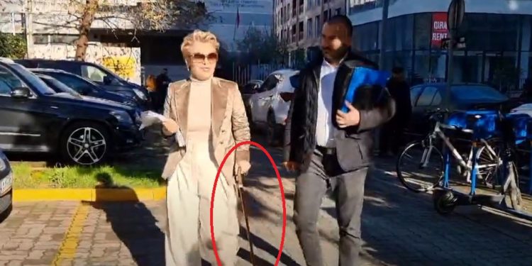 Çfarë i ka ndodhur? Kryemadhi shkon me bastun në GJKKO: Jeta kështu e ka…