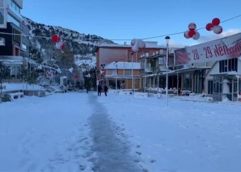 Ulja e temperaturave/ Zbardhet Shqipëria, rikthehen reshjet e dëborës në qytetin…