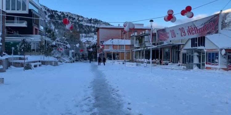 Ulja e temperaturave/ Zbardhet Shqipëria, rikthehen reshjet e dëborës në qytetin…