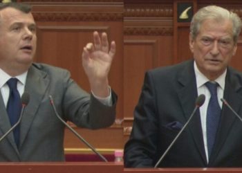 Kërkoi 1 minutë heshtje për Sami Repishtin/ Balla sulmon Berishën: Dikur e akuzoje si spiun të…