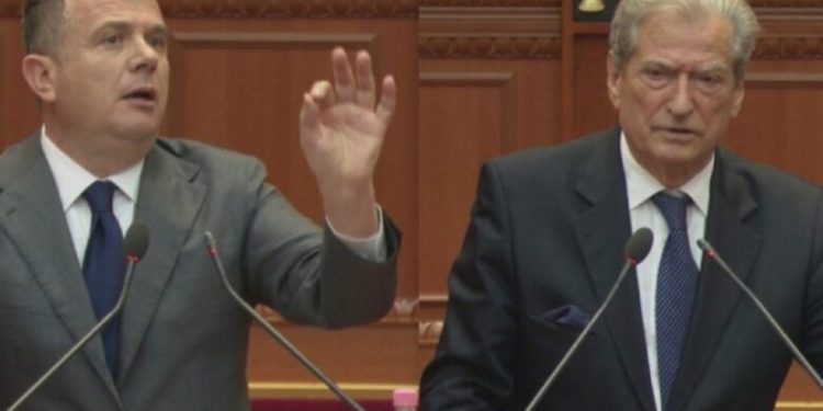 Kërkoi 1 minutë heshtje për Sami Repishtin/ Balla sulmon Berishën: Dikur e akuzoje si spiun të…