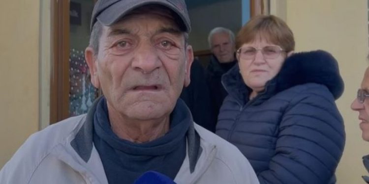 Gruaja e ndërpret: Jemi të kënaqur me bonusin e Ramës! “Plas” sherri, i moshuari: Ik moj p*rdhu…