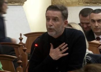 Braçe ironizon deputeten e PD: Priji thonjtë dhe mos u lyej me…