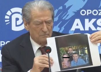 E turpshme! Sali Berisha nxjerr “live” fotografinë e gruas së Altin Dumanit