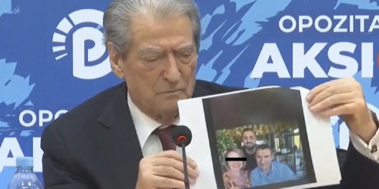 E turpshme! Sali Berisha nxjerr “live” fotografinë e gruas së Altin Dumanit