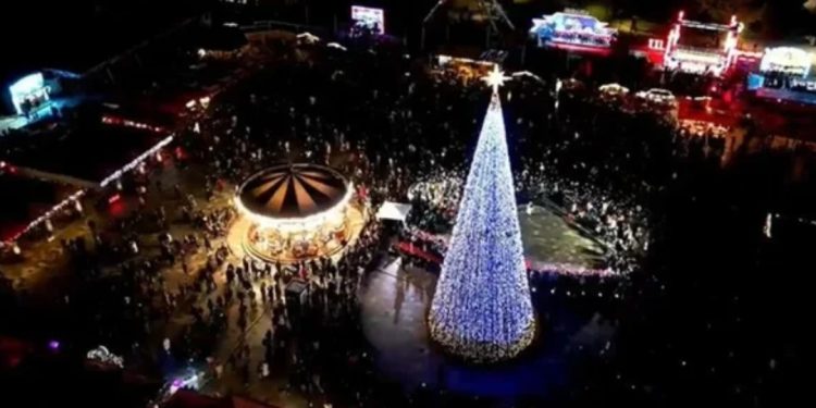 Viti i Ri po vjen! Ndizen dritat e pemës në Tiranë! Shiko pamjet fantastike…