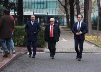 E pazakontë/ Deputeti i PD bëhet qesharak, denoncon “vjedhjen e xhupit” në Kuvend