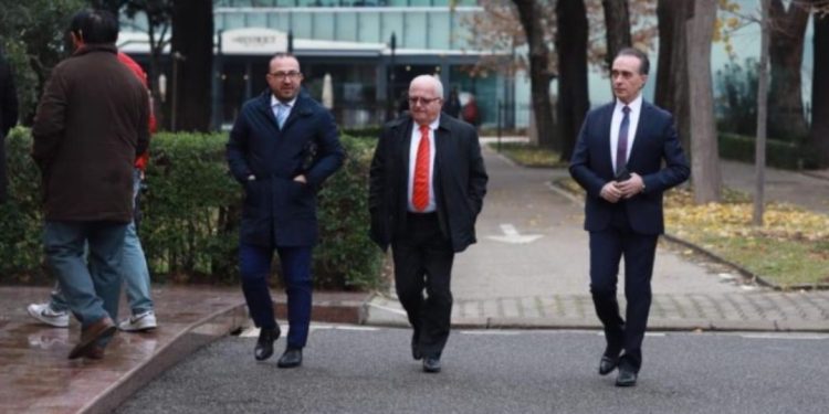 E pazakontë/ Deputeti i PD bëhet qesharak, denoncon “vjedhjen e xhupit” në Kuvend