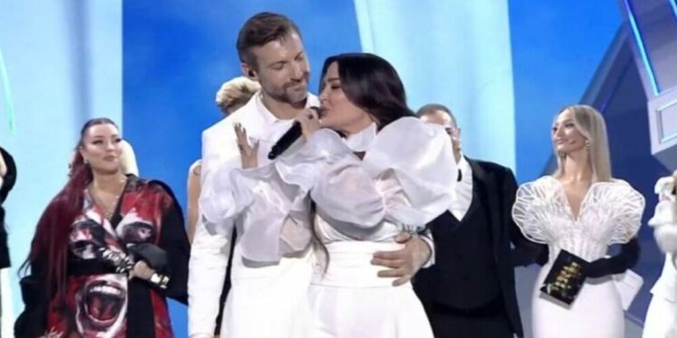 Në lidhje dashurie me Sany? Rozana Radi i jep fund dilemës, tregon raportin me këngëtarin grek…