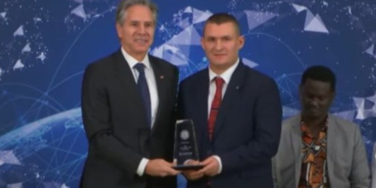 Altin Dumani shpallet kampion i antikorrupsionit nga DASH