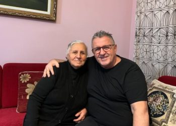 Refuzon të festojë! Agron Llakaj në 80-vjetorin e nënës: Kemi humbur njerëz të shtrenjtë, por…