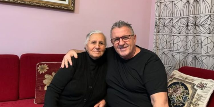 Refuzon të festojë! Agron Llakaj në 80-vjetorin e nënës: Kemi humbur njerëz të shtrenjtë, por…