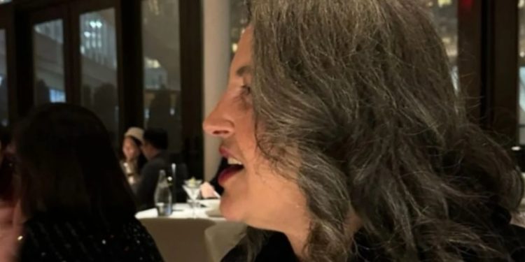 Transformimi i Parashqevi Simakut/ Këngëtarja këndon sërish shqip, kjo VIDEO po bën namin…